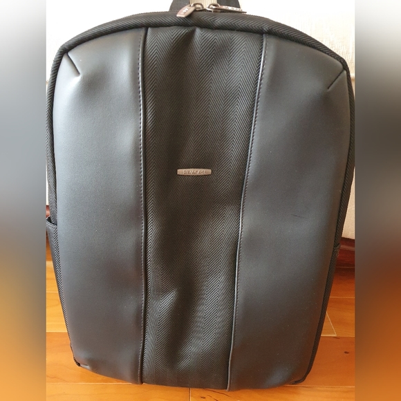 Slim and sleek backpack - Picture 5 of 10